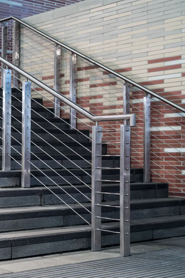 Horizontal cables on a stair