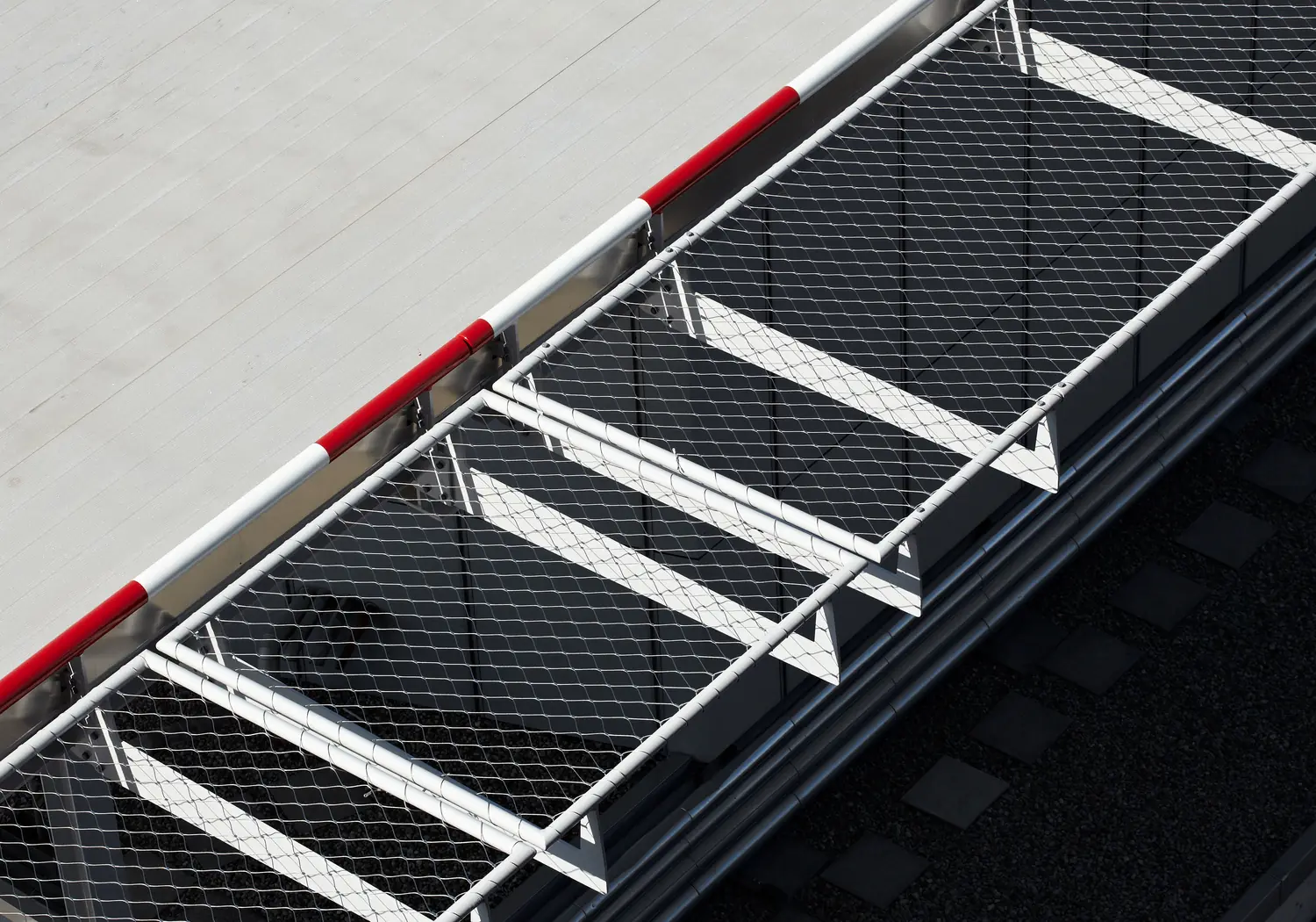 Mesh along an open stair
